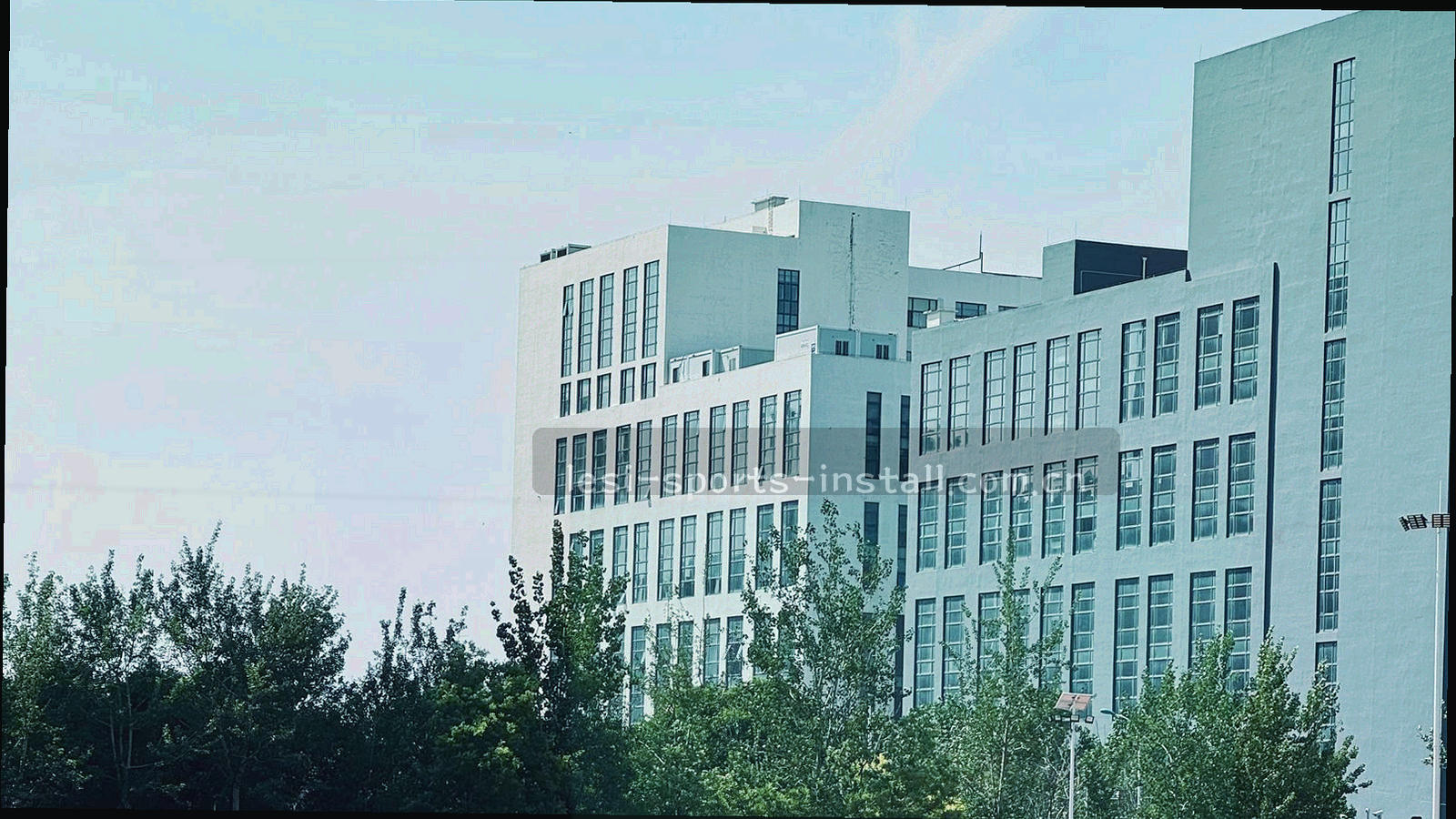纸张边缘与压印纹理的极近特写，冷灰蓝光线，画面中无文字与人物